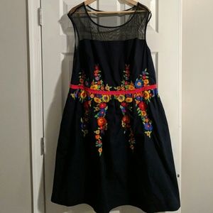 Embroidered navy dress w/ POCKETS
